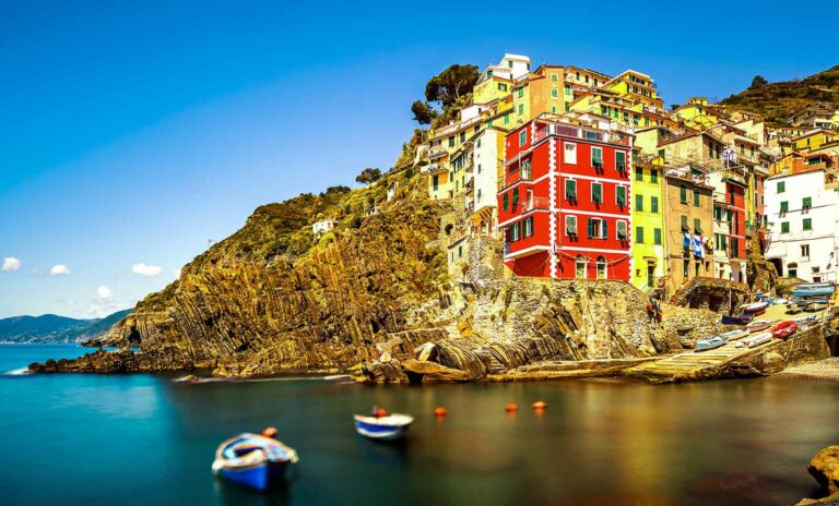 riomaggiore-village-rocks-and-sea-at-sunset-cinque-PADHS79