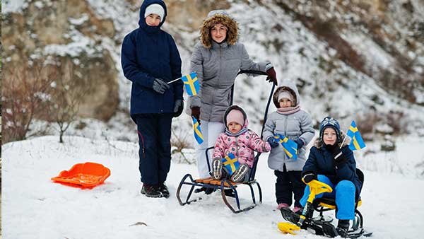 scandinavian-family-with-sweden-flag-in-winter-swe-2022-01-19-18-14-34-utcz.jpg